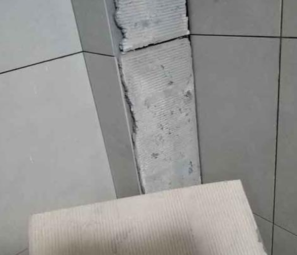 德清瓷砖空鼓维修公司分享下厨房瓷砖脱落的补救措施。